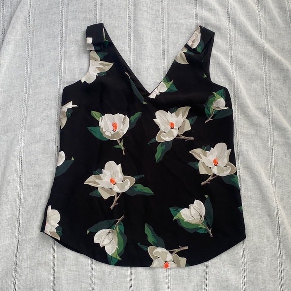 Banana Republic Magnolia print deep V sleeveless blouse. - Picture 11 of 12